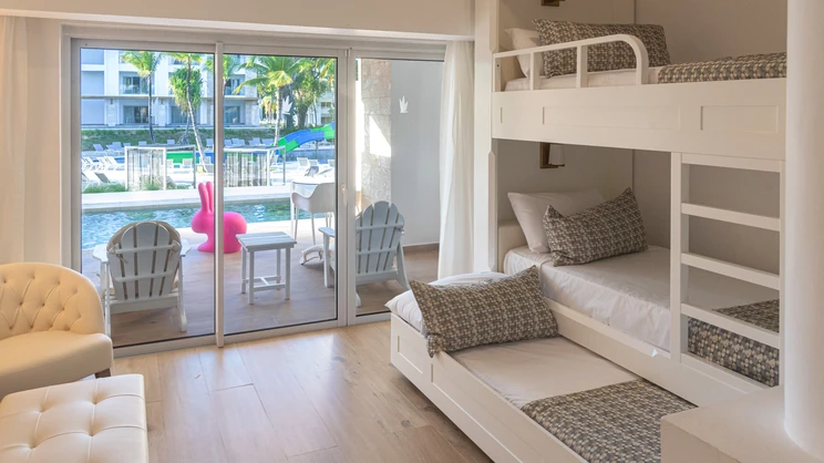 Family Club Junior Suite Swimout